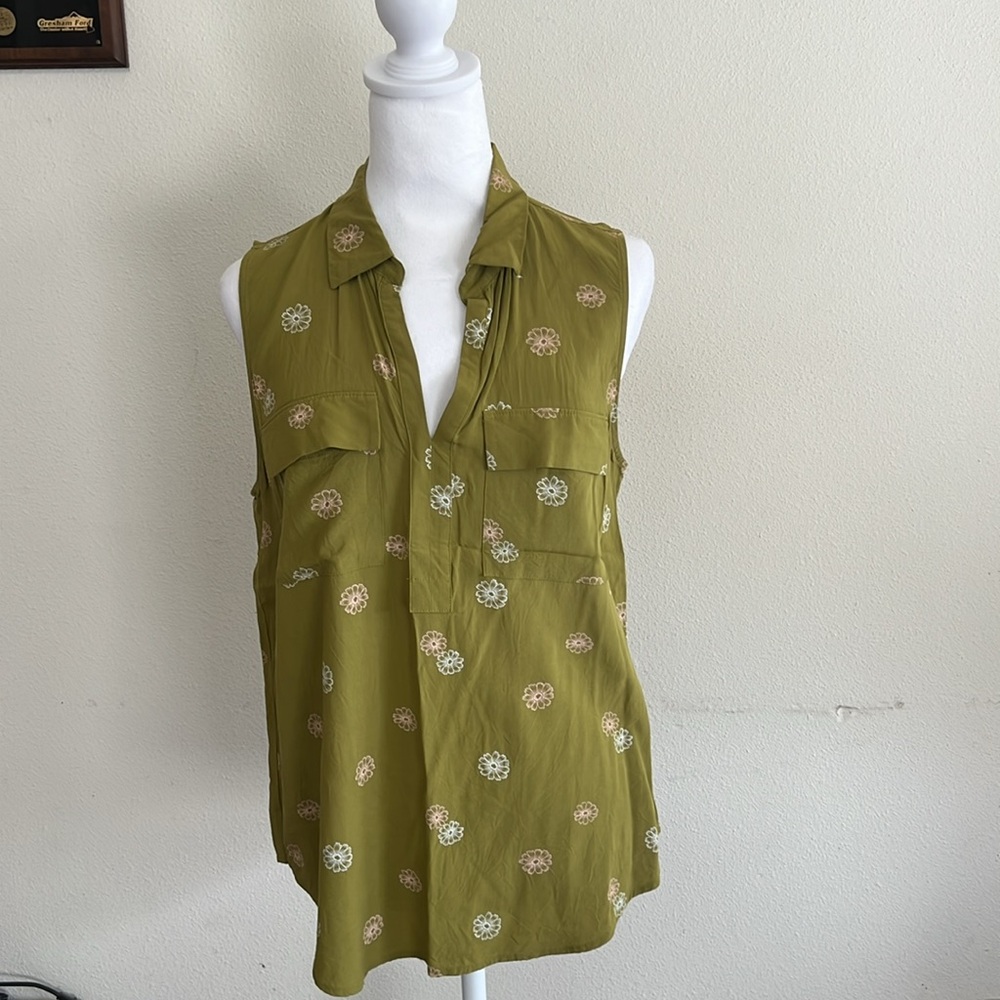 Women’s Loft Outlet LP blouse. Not quite olive green.
